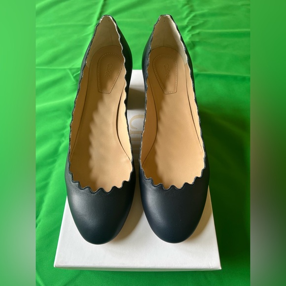 Chloe Pumps with Scalloped Edge 100% Leather Navy Size 7 - Picture 2 of 15
